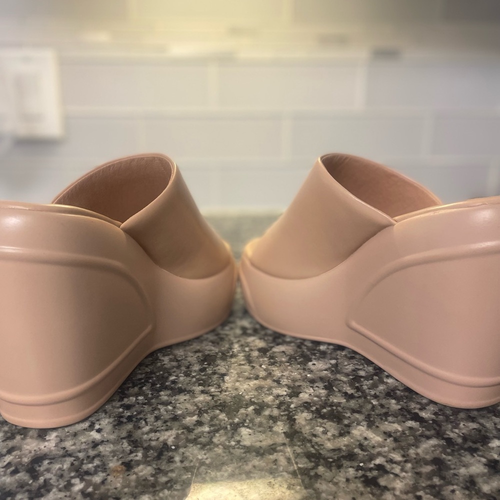 Like new, feather light, nude platform wedges - Picture 9 of 9